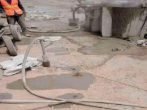 九湖镇水泥混凝土路面板底注浆技术 路面脱空注浆整治方案