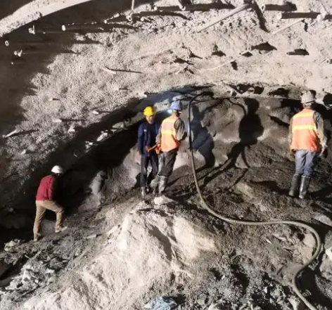 九湖镇拱顶带模注浆料的施工流程及注意事项